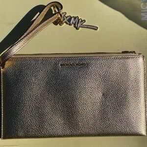 EUC Gold MK Michael Kors wristlet e/ built in card holder